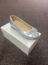 Load image into Gallery viewer, SIZE 28 / UK 10 GIRLS HARD BOTTOM SHOES