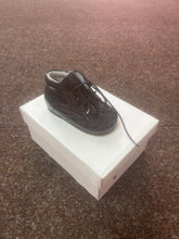Load image into Gallery viewer, SIZE 25 / UK BABY 8 Hard bottom shoes