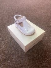 Load image into Gallery viewer, SIZE 25 / UK BABY 8 Hard bottom shoes