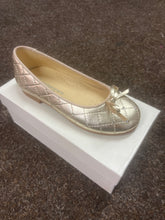 Load image into Gallery viewer, SIZE 27/ UK 9 GIRLS HARD BOTTOM SHOES