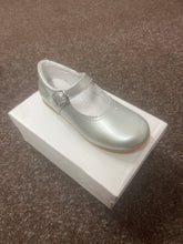 Load image into Gallery viewer, SIZE 30 / UK 11 1/2 GIRLS HARD BOTTOM SHOES