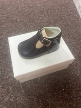 Load image into Gallery viewer, SIZE 25 / UK BABY 8 Hard bottom shoes