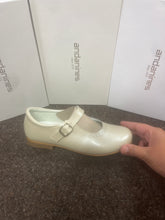 Load image into Gallery viewer, SIZE 27/ UK 9 GIRLS HARD BOTTOM SHOES