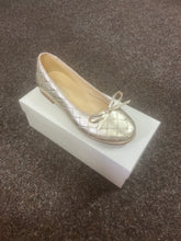 Load image into Gallery viewer, SIZE 33 / UK 1 GIRLS HARD BOTTOM SHOES