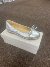 Load image into Gallery viewer, SIZE 31 / UK 12 GIRLS HARD BOTTOM SHOES