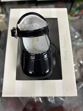 Load image into Gallery viewer, Size 15 / uk 0 Pretty original boy &amp; girl shoes
