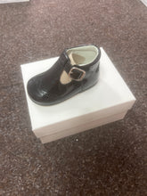 Load image into Gallery viewer, SIZE 23/ UK BABY 6 Hard bottom shoes
