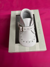 Load image into Gallery viewer, Size 16 / uk 0 Pretty original boy &amp; girl shoes
