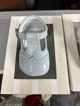 Load image into Gallery viewer, Size 15 / uk 0 Pretty original boy &amp; girl shoes
