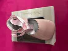 Load image into Gallery viewer, Size 20 / uk 4 pretty originals boy &amp; girl shoes
