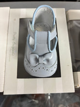 Load image into Gallery viewer, Size 15 / uk 0 Pretty original boy &amp; girl shoes
