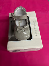 Load image into Gallery viewer, Size 16 / uk 0 Pretty original boy &amp; girl shoes
