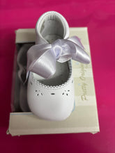Load image into Gallery viewer, Size 19 / uk 3 pretty originals boy &amp; girl shoes
