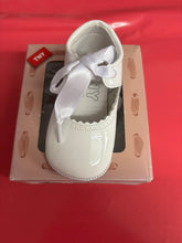 Load image into Gallery viewer, Size 20 / uk 4 pretty originals boy &amp; girl shoes
