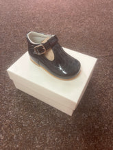 Load image into Gallery viewer, SIZE 23/ UK BABY 6 Hard bottom shoes
