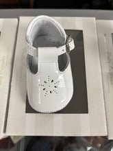 Load image into Gallery viewer, Size 15 / uk 0 Pretty original boy &amp; girl shoes
